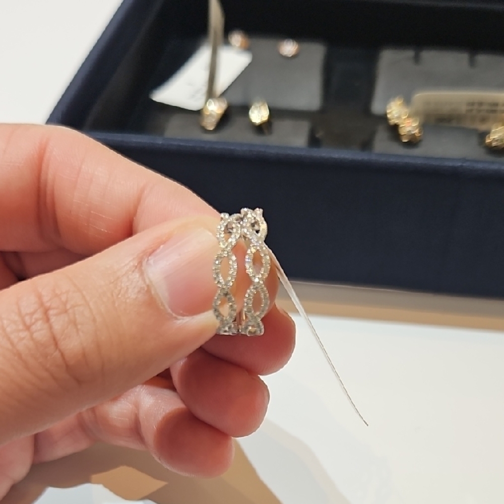 Natural Diamond Earring!